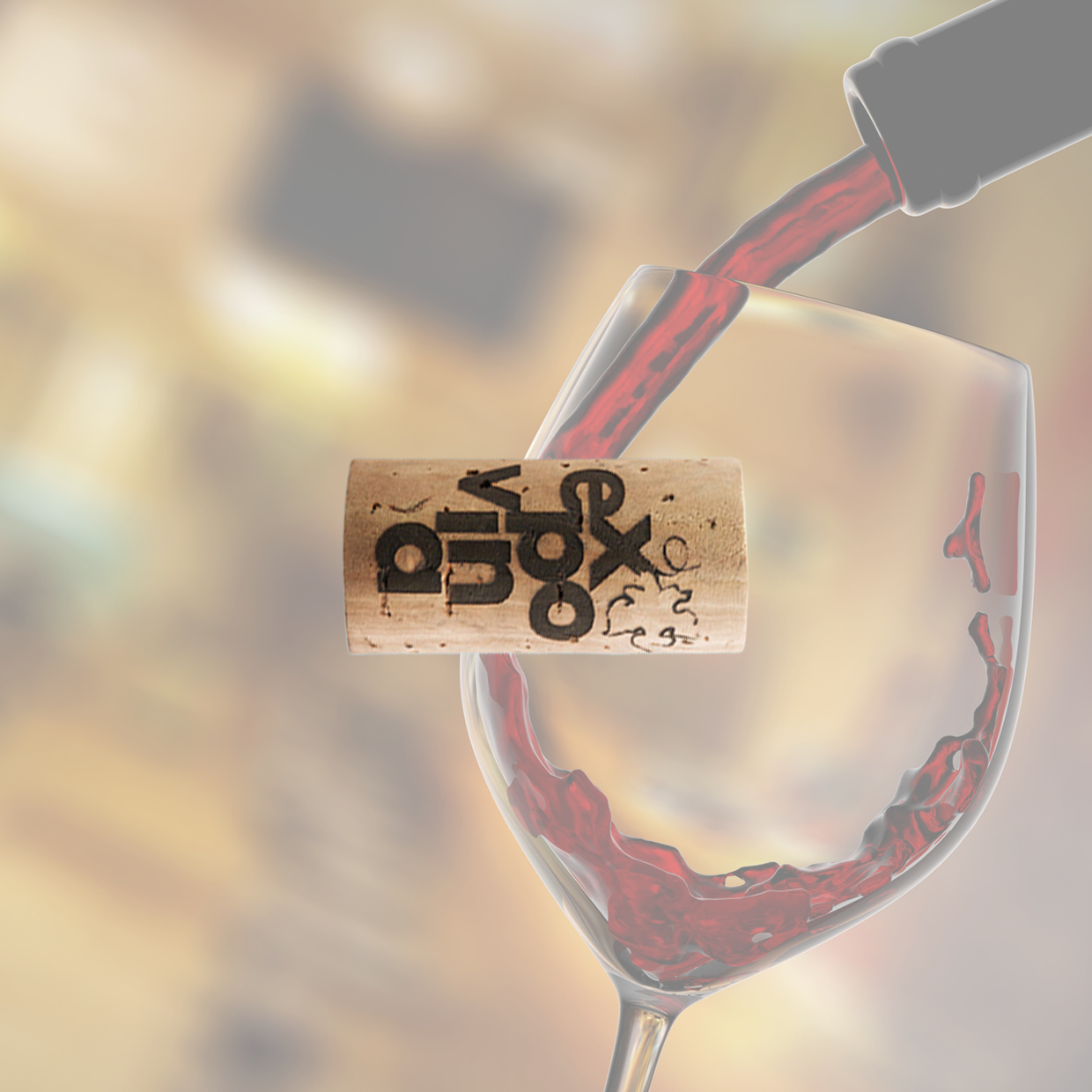 Wein wird in ein Glas eingeschenkt, davor schwebt ein Korken mit schwarzer Schrift Expovina