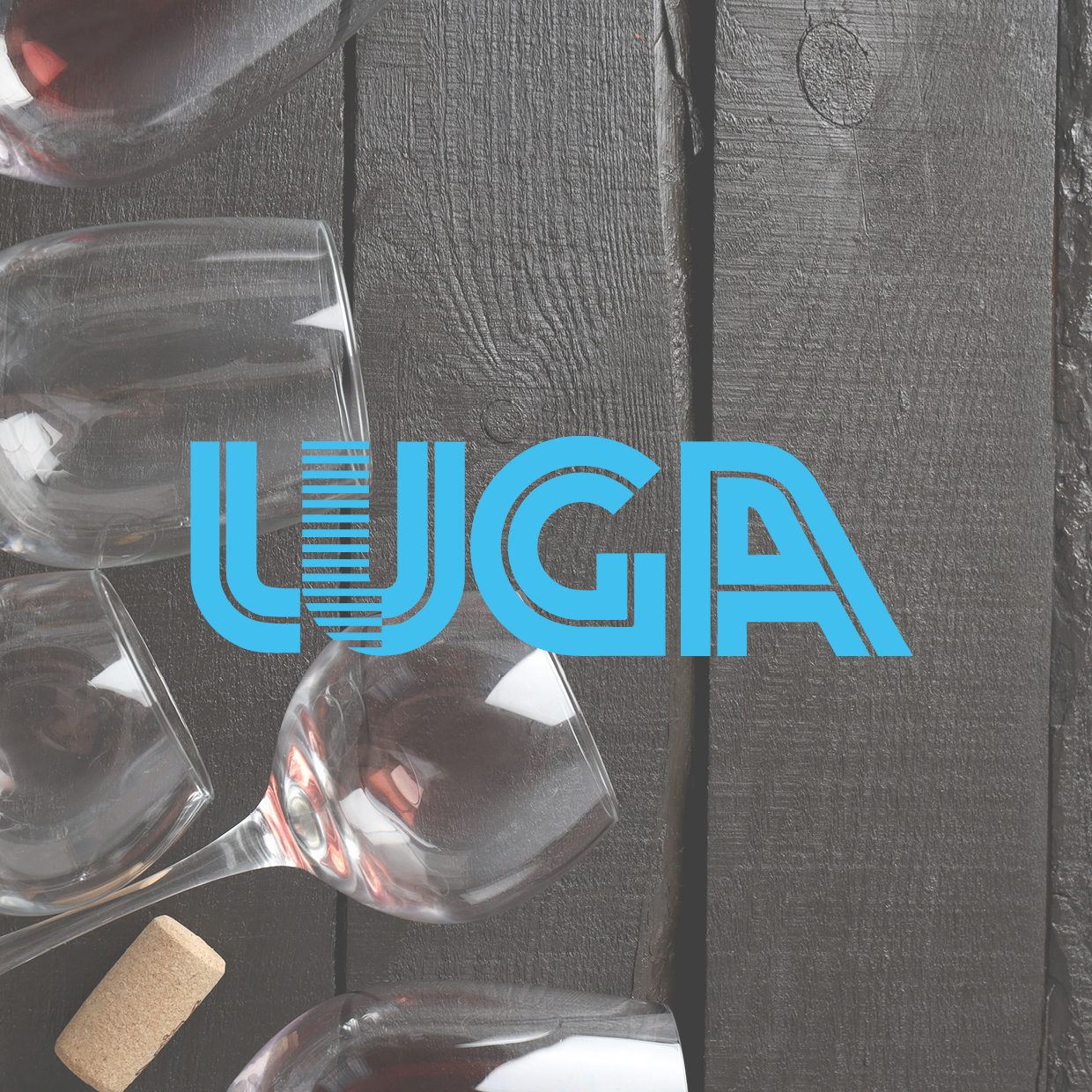Blaues Logo mit dem Schriftzug 'LUGA' vor einem dunklen Holzhintergrund mit mehreren liegenden Weingläsern und einem Korken