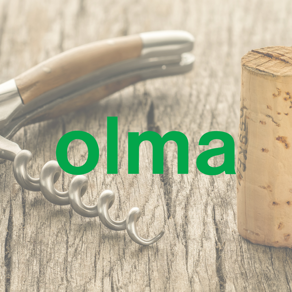 Korkenzieher mit Holzgriff und Weinkorken auf einer Holzoberfläche mit grünem Schriftzug 'olma'