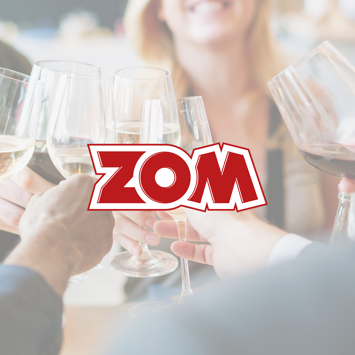 Mehrere Personen stossen mit Weingläsern an, darüber das rote Logo mit dem Schriftzug 'ZOM'