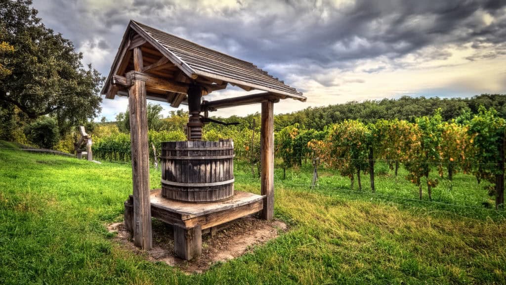 Historische Weinpresse für Rotweinherstellung aus Holz und Metall