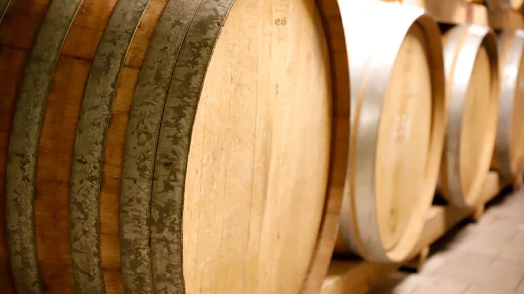 Rotwein reift in Barrique-Fässern während der Rotweinherstellung