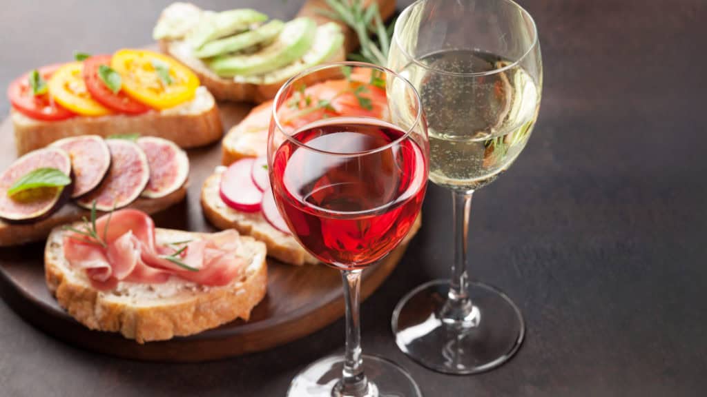 Aperitif mit Antipasti und Wein – harmonische Kombination