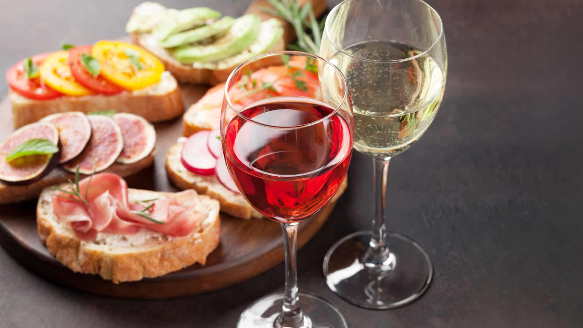 Aperitif 3 wein aperitif antipasti mit einem weinglas