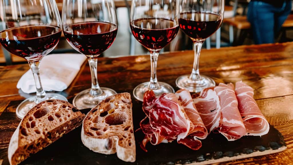 Rotwein als Aperitif – kräftige Aromen zum Auftakt