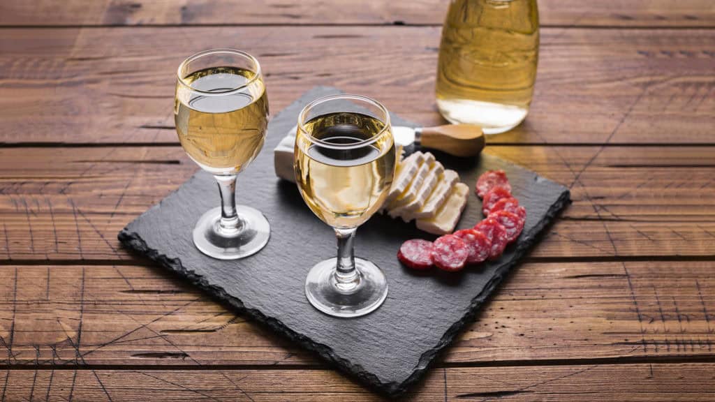 Weissweingläser beim Aperitif – stilvolle Weinpräsentation