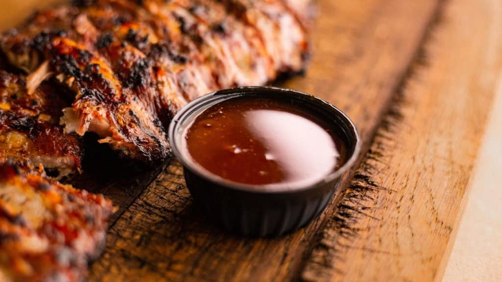 Grillfleisch mit Sauce als BBQ Gericht