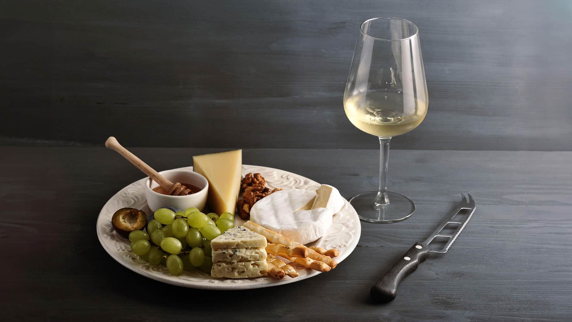 wein kaese 10 golden faustregeln mit weissweinglas