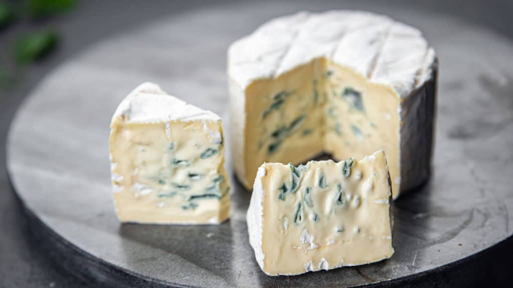 Milder Weichkäse und weisser Schimmelkäse auf Platte, Wein & Käse Kombination