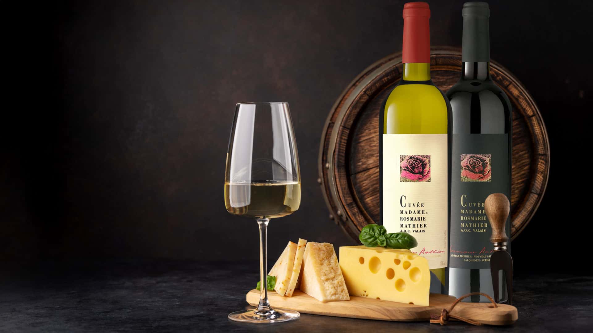 wein kaese mit rotweinflasche und weissweinflasche