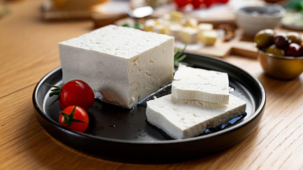 Schaf- und Ziegenkäse auf Platte, Wein & Käse Präsentation auf Holztisch