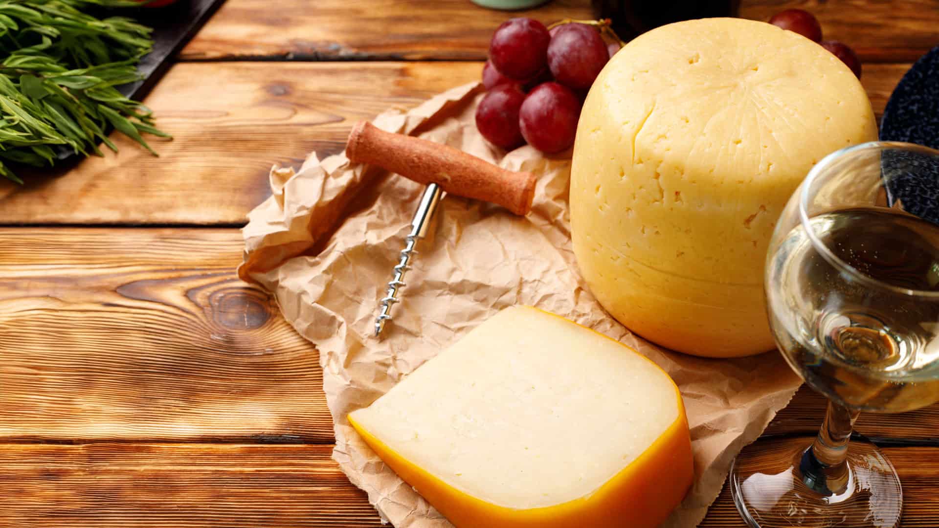 wein kaese weichkaese mit gewaschener roter rinde