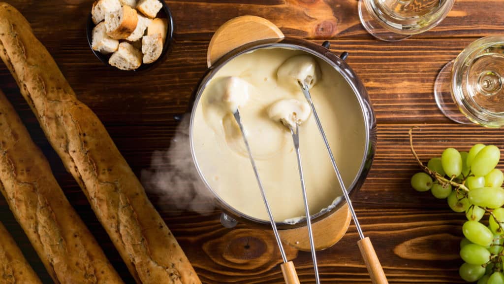 Käsefondue 49 wein kaesefondue weissweinglas trauben