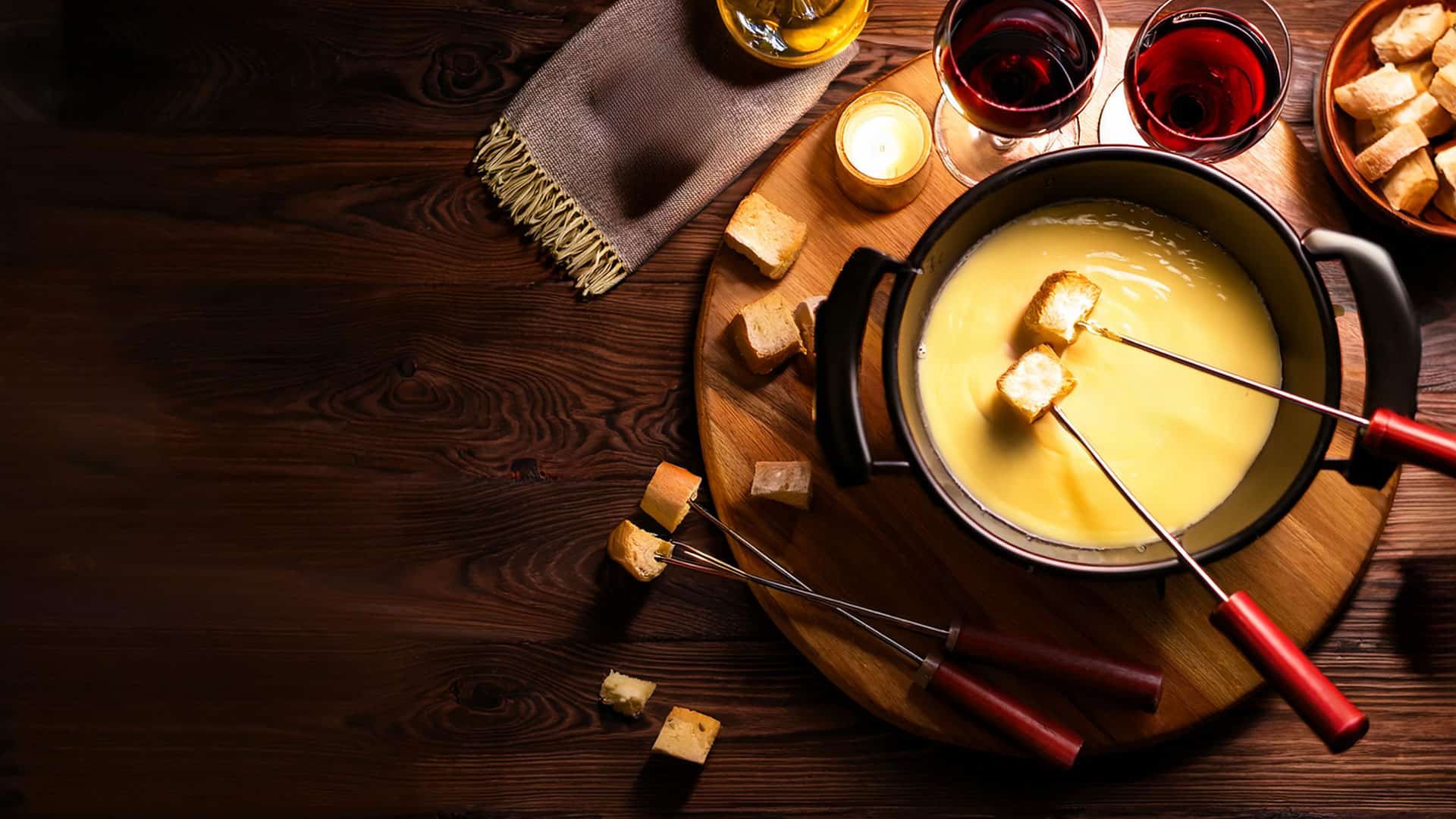 wein kaesefondue zwei rotweinglaeser