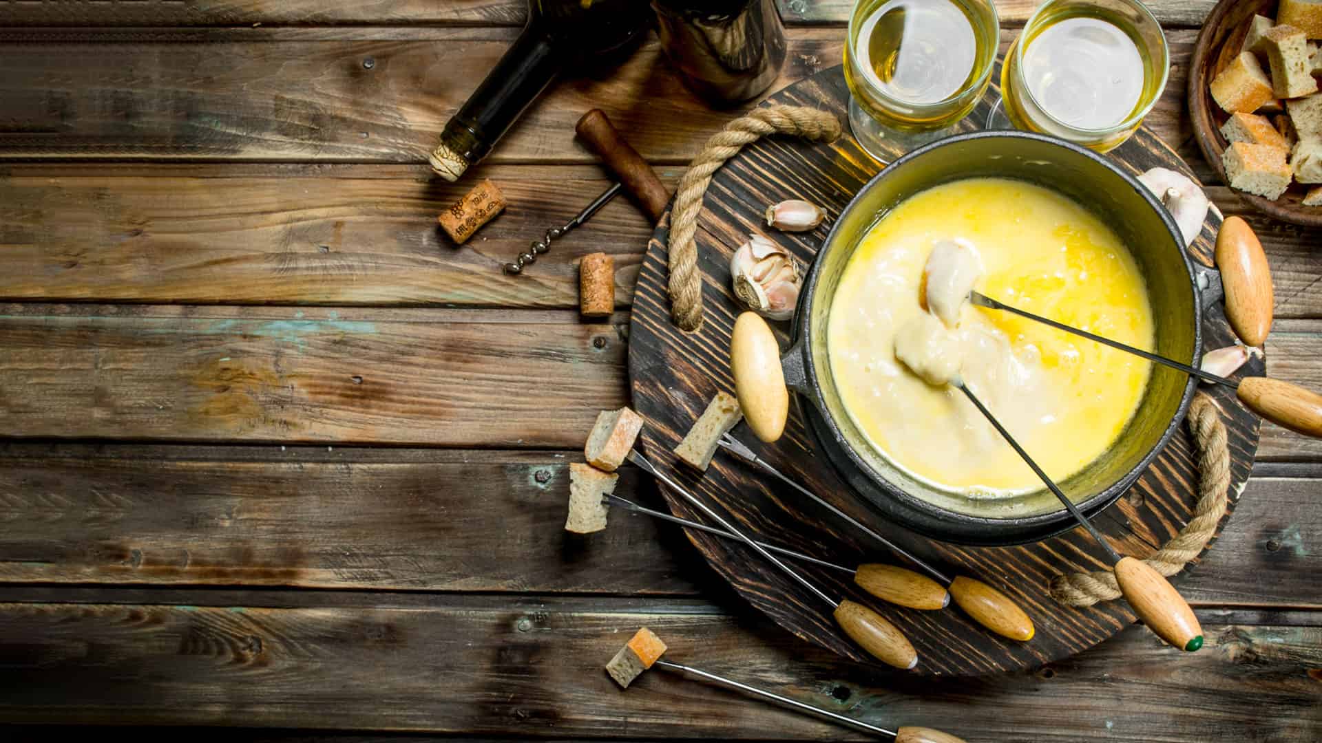 wein kaesefondue zwei weissweinglaeser