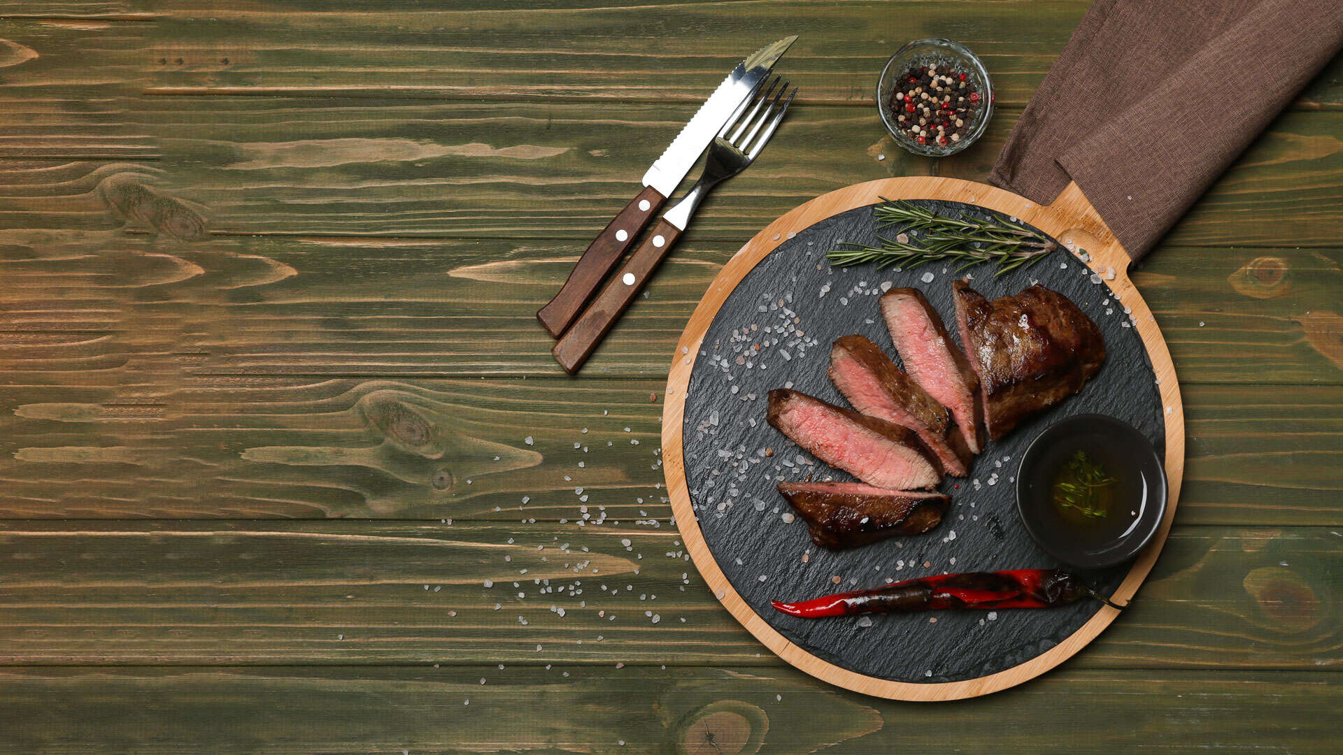 wein wild hirschfilet auf einem holzbrett
