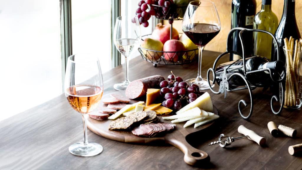 Winepairing: Rot-, Weiss- und Roséwein mit passenden Speisen auf Tisch