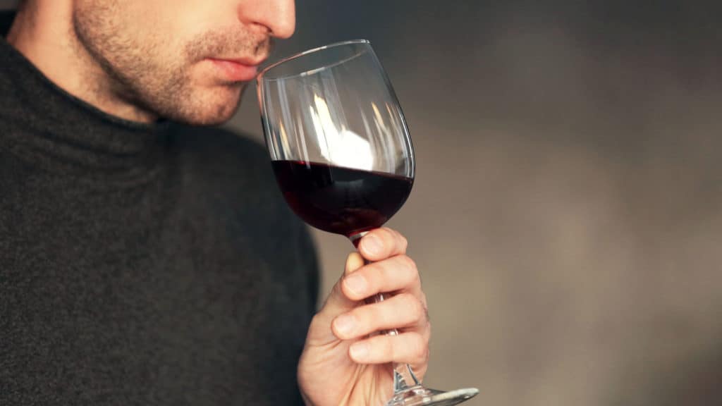 Mann riecht an Rotweinglas – Wein-Nase entdecken