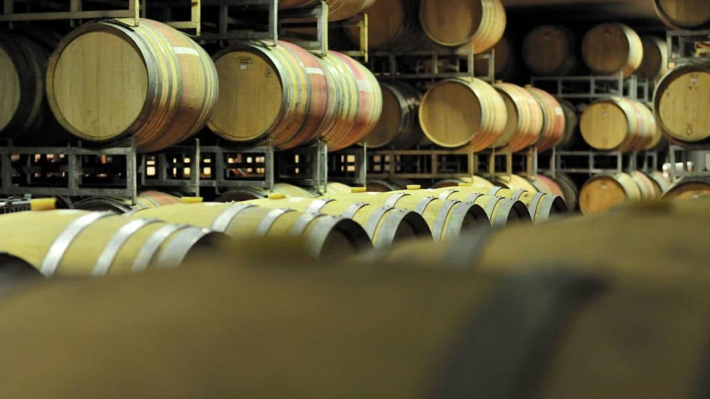 Barriquefässer in Kellerraum während Zweitgärung, gedämpftes Licht