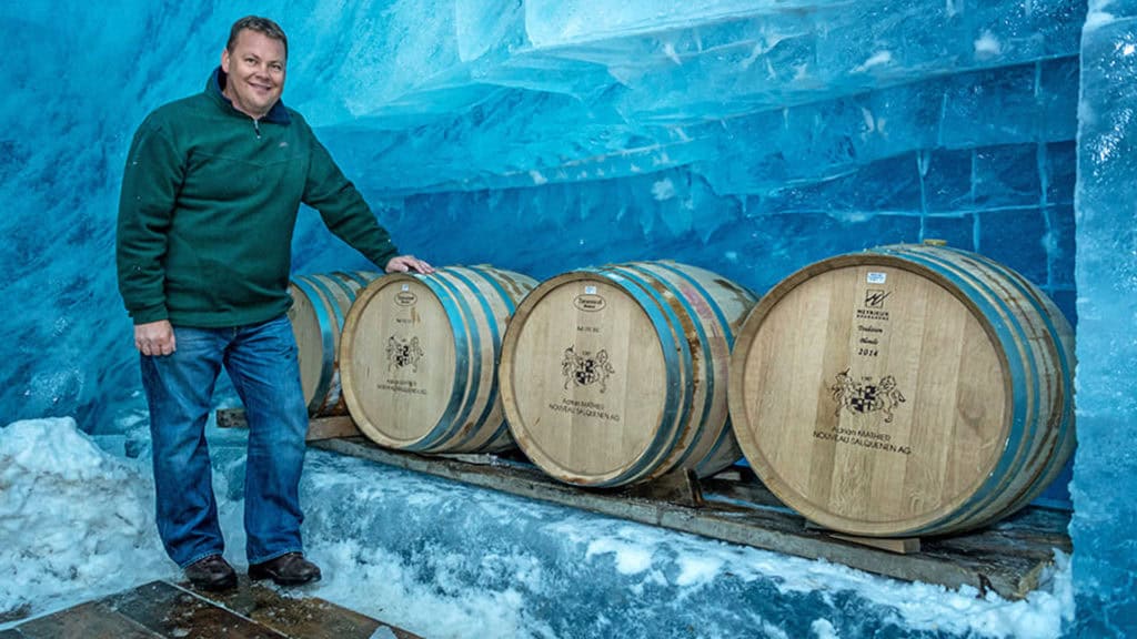 Diego Mathier bei Barrique‑Arbeit in der Gletschergrotte – Kellermeister und Weinpflege