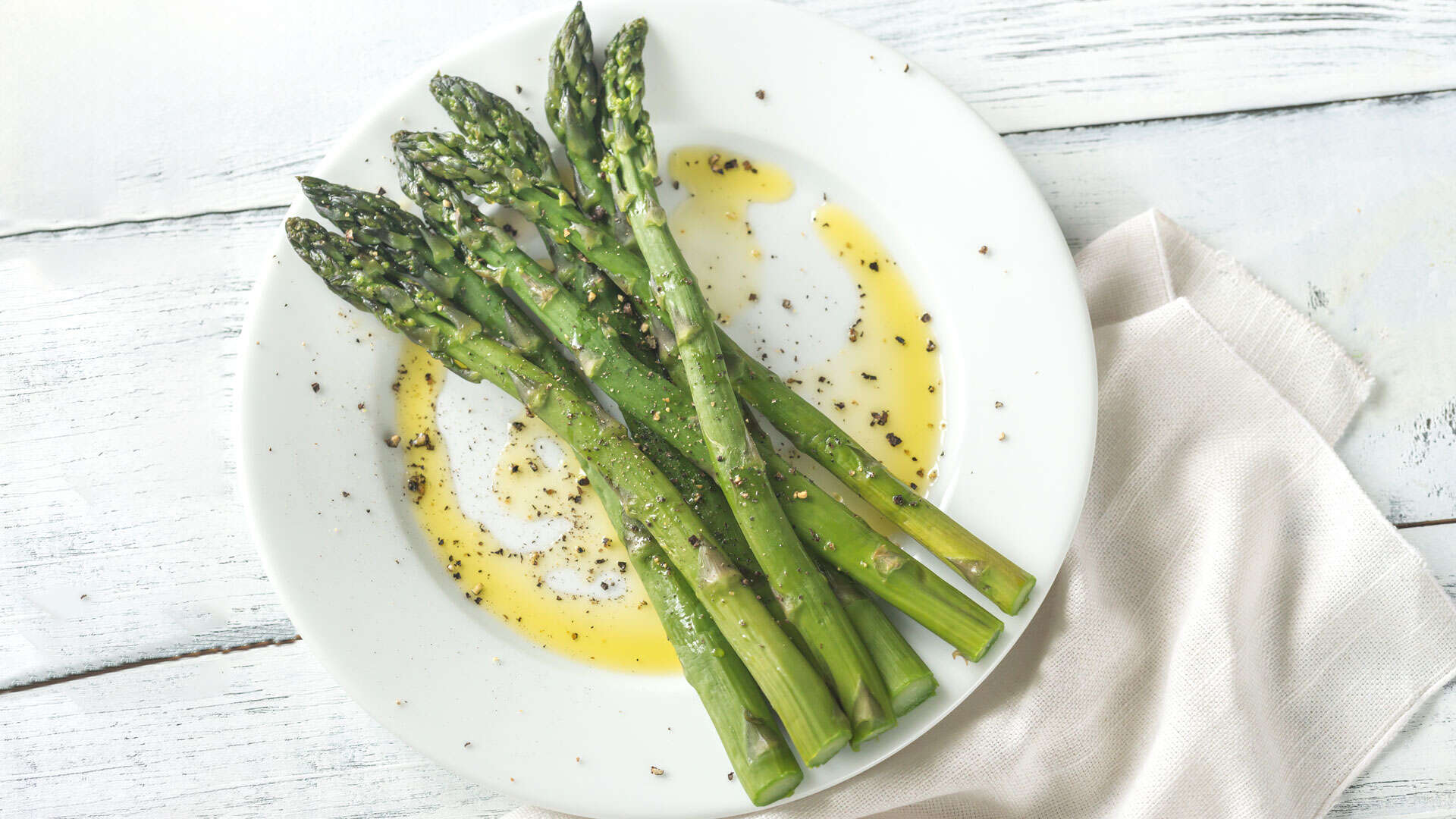spargel gekocht auf einem weissen teller
