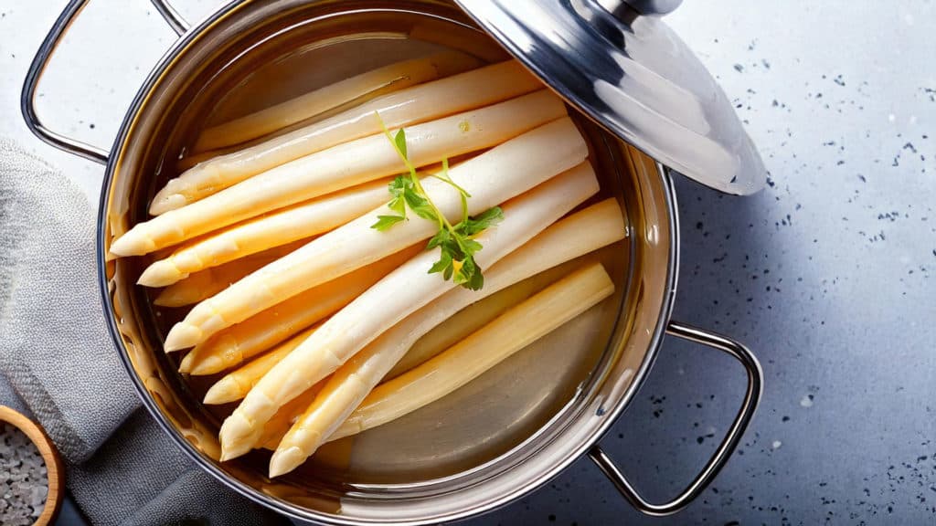 White asparagus in the cooking pot - cooking asparagus properly