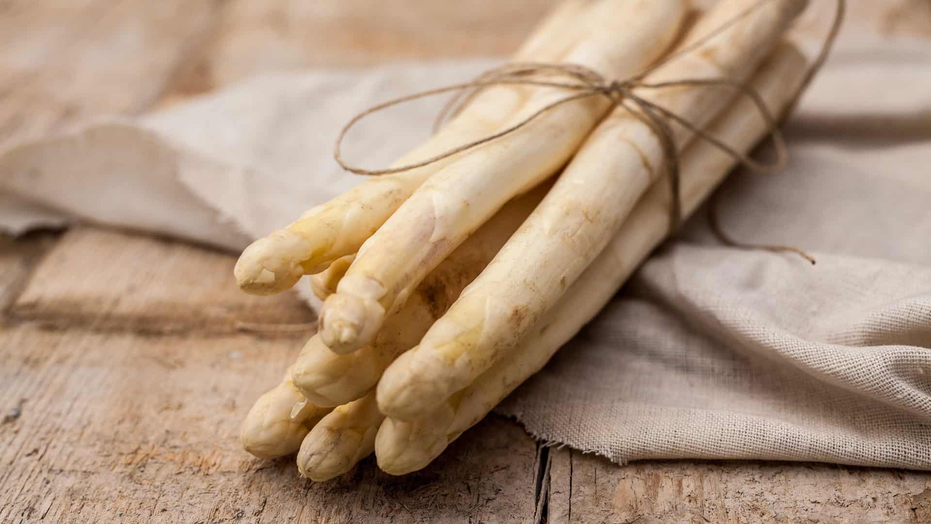 spargel weisser spargel geschnuerrt
