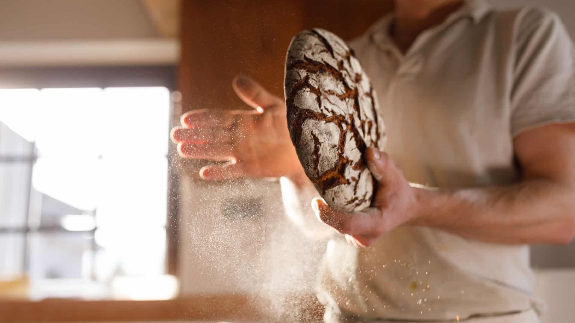 walliser roggenbrot baecker beim backen
