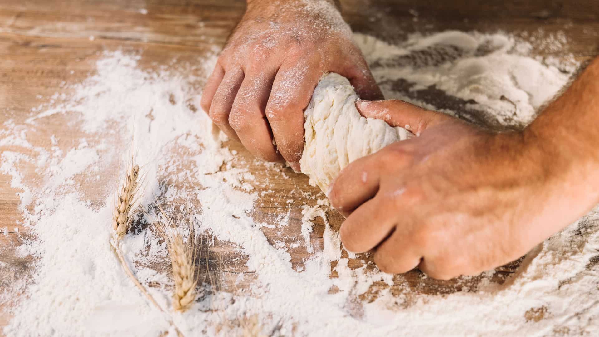 walliser roggenbrot baecker beim teig zubereiten