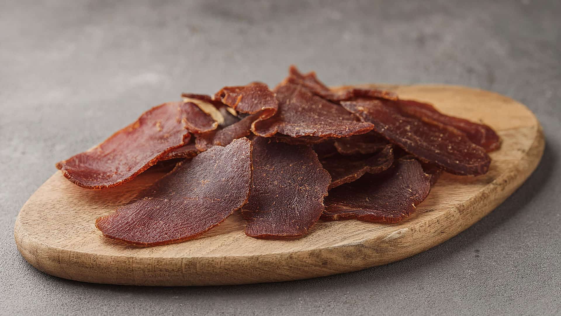 walliser trockenfleisch auf einem holzteller