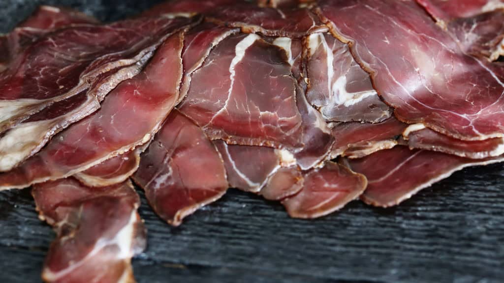 Geschnittenes Walliser Trockenfleisch – bereit zum Degustieren