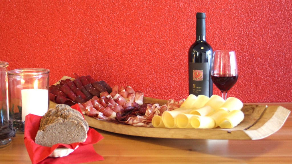 Walliserteller mit Trockenfleisch und Beilagen – traditionelle regionale Küche