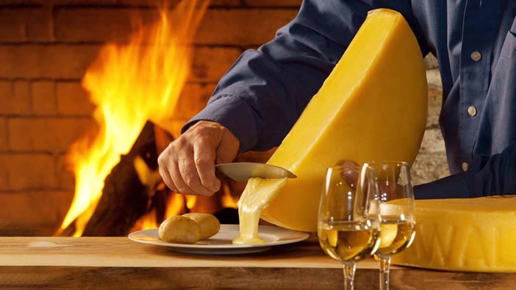 Raclette serviert mit Weisswein – Genuss im Glas und auf dem Teller