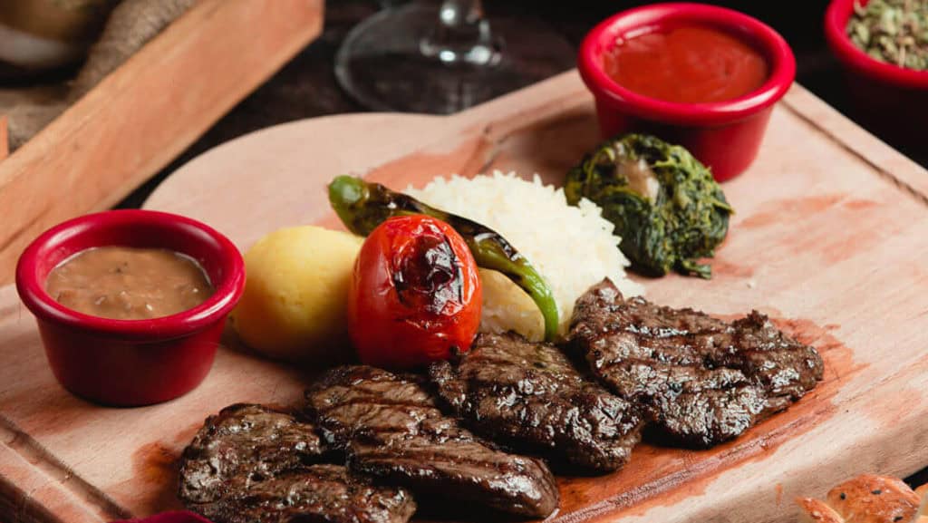 Rindfleischgericht mit Beilagen und Sauce – harmonische Kombination mit Wein