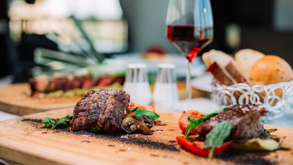 Rindfleisch mit Röstaromen – Geschmack intensiviert durch Weinbegleitung