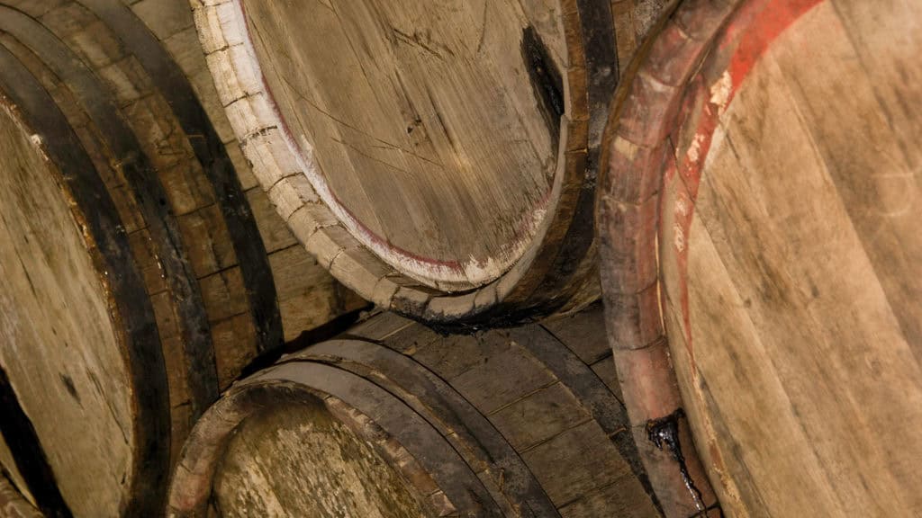 Alte Barriquefässer – traditionelle Lagerung von kräftigen Weinen