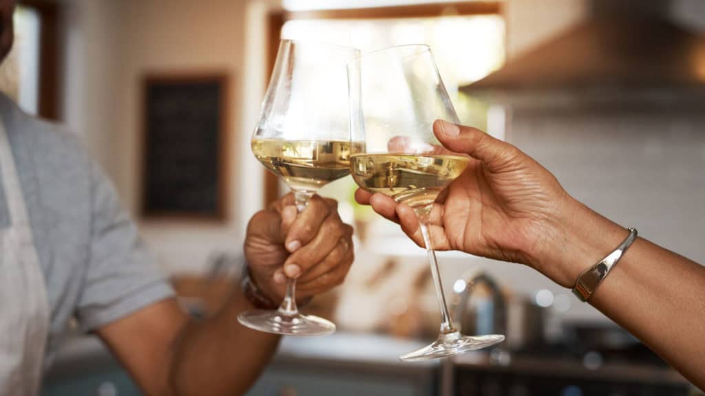 Weingläser beim Anstossen – gemeinsames Degustieren von Wein
