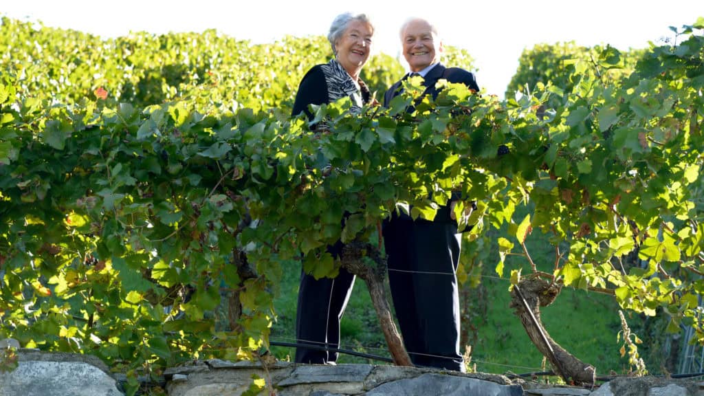 Adrian und Rosmarie im Rebberg anlaesslich ihrer diamantenen Hochzeit