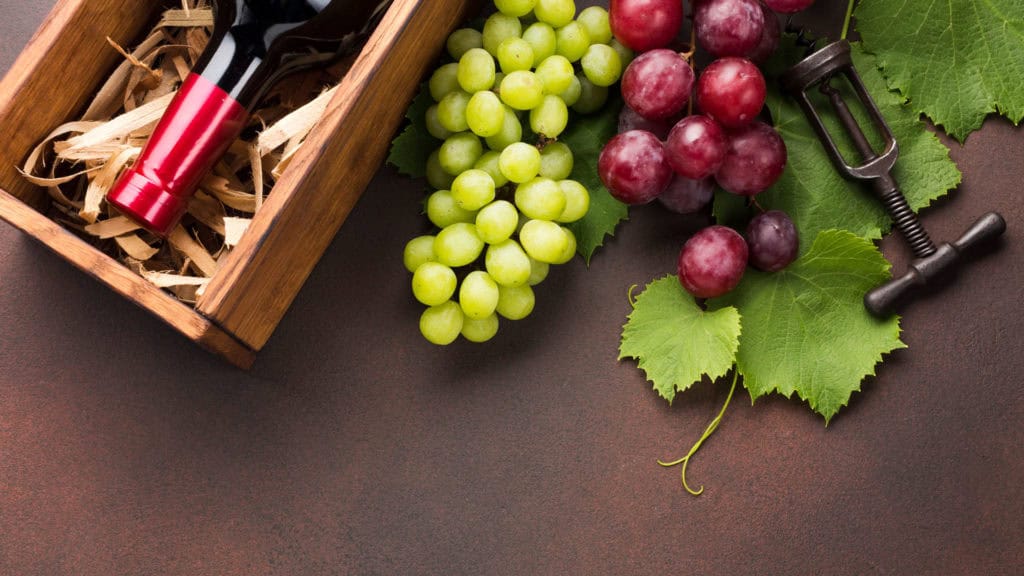 Verschiedene gesunde Lebensmittel auf einem Holztisch, die reich an Nährstoffen sind