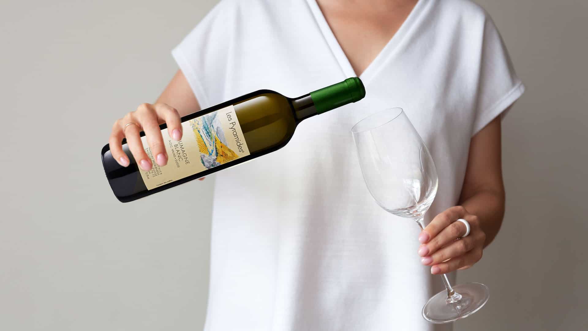 in vino weissweinflasche und glas