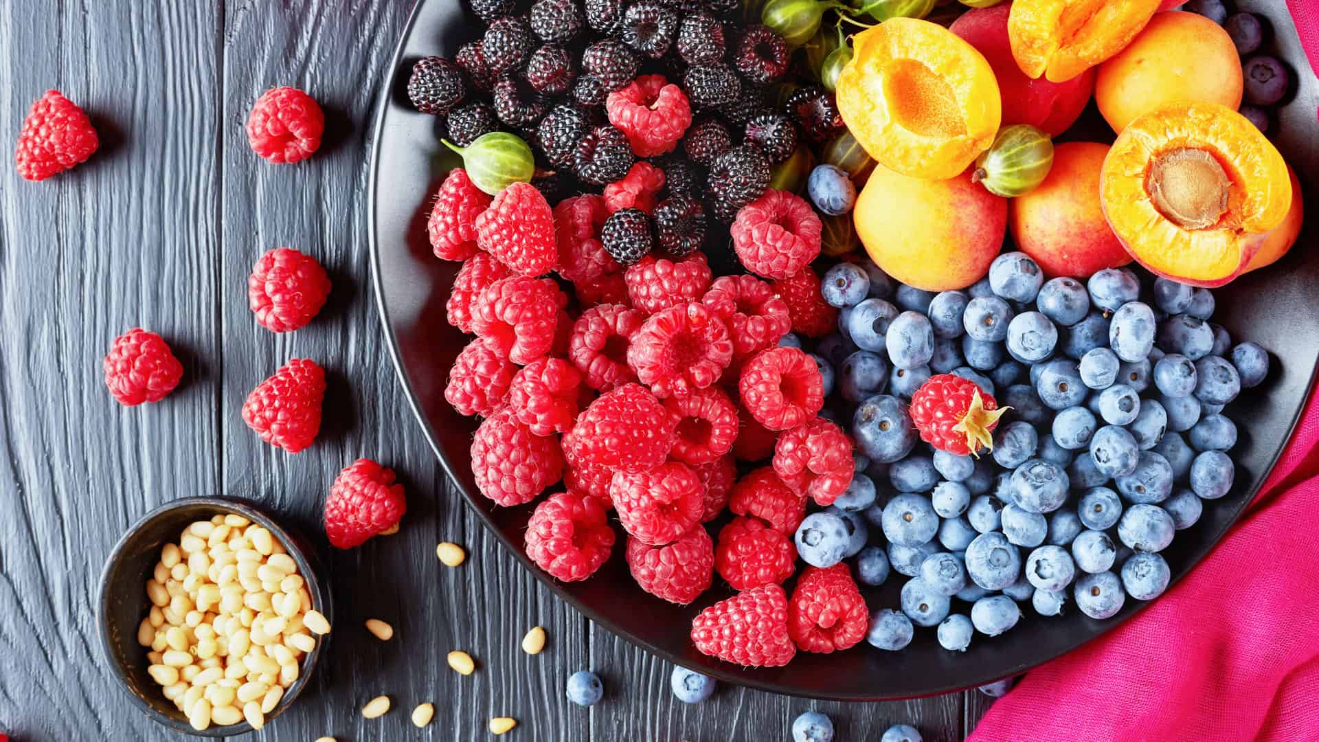 primaeraromen verschiedene fruechte beeren nuesse