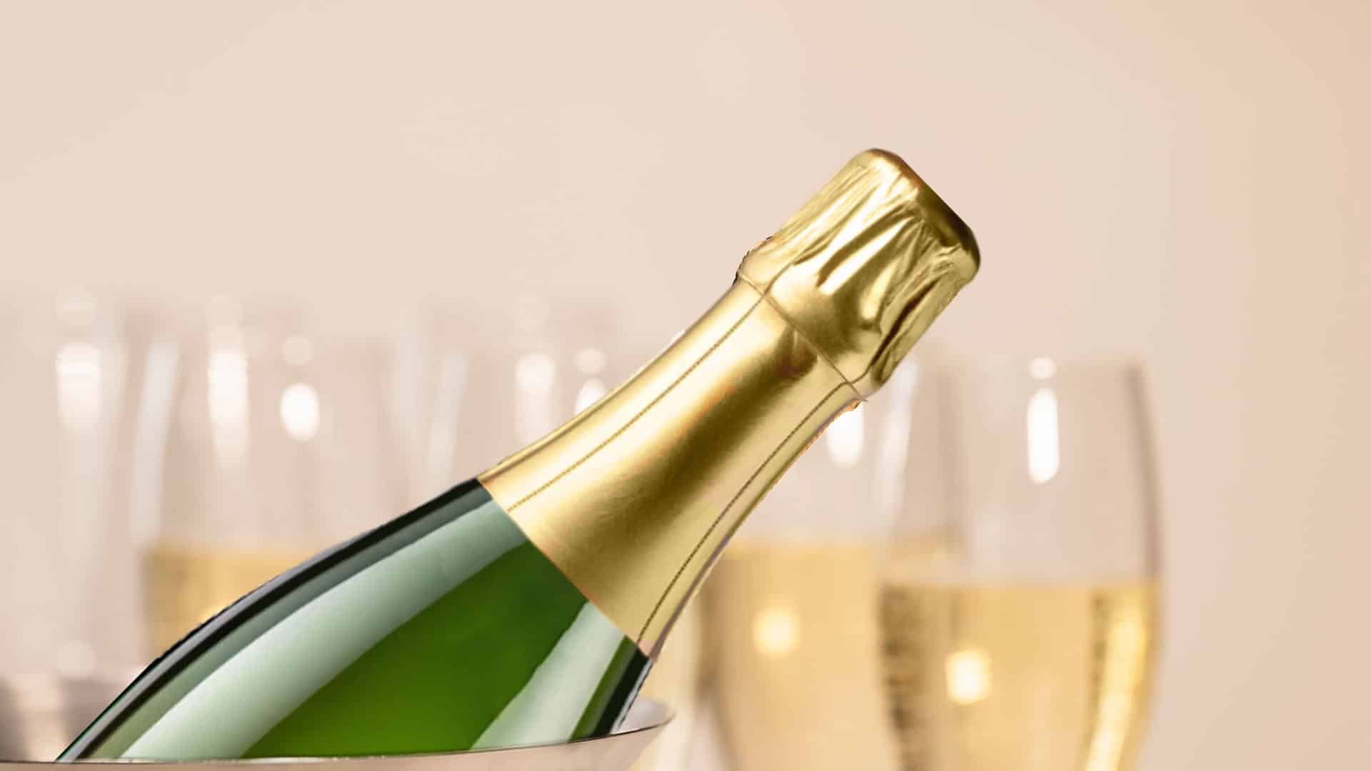 schaumwein champagner im kuehler