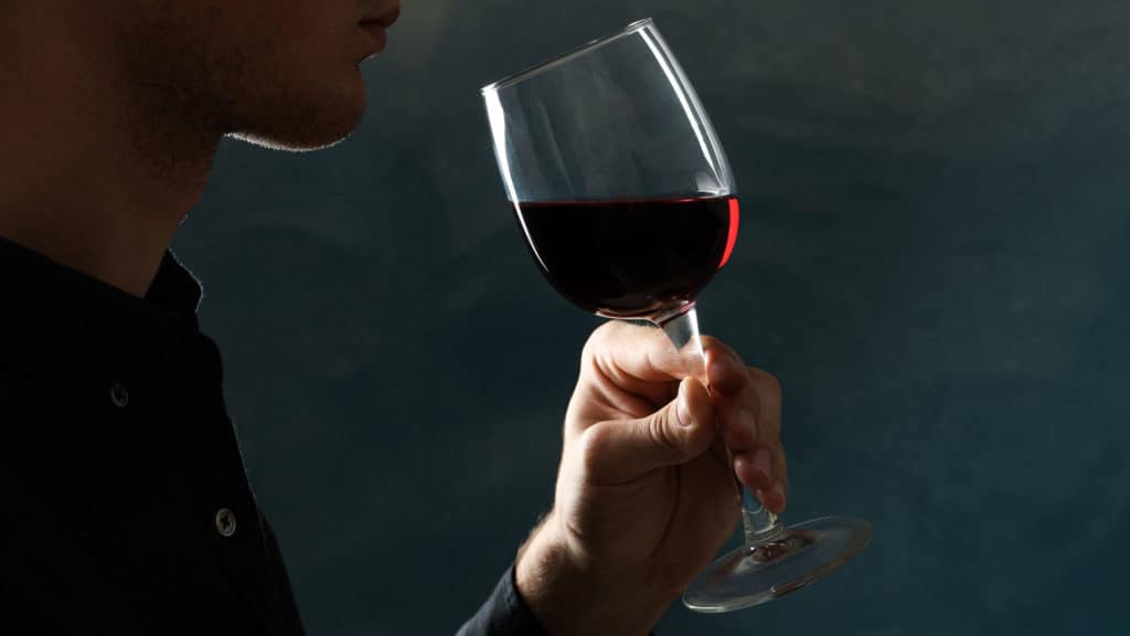Mann trinkt Wein – Fokus auf Geschmack und Abgang beim Degustieren