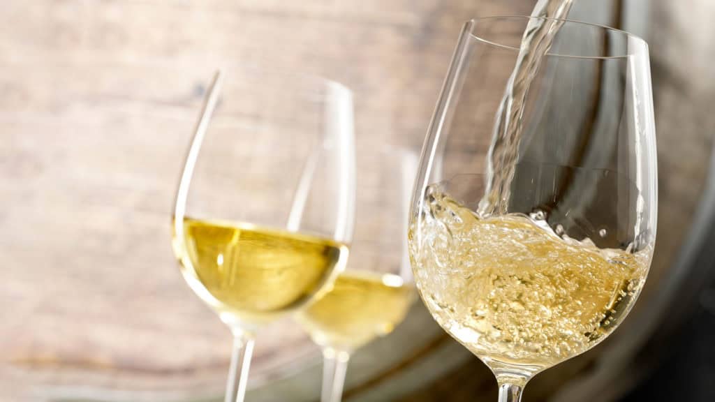 Weisswein und Weingläser auf Tisch – Genuss und sensorische Erfahrung