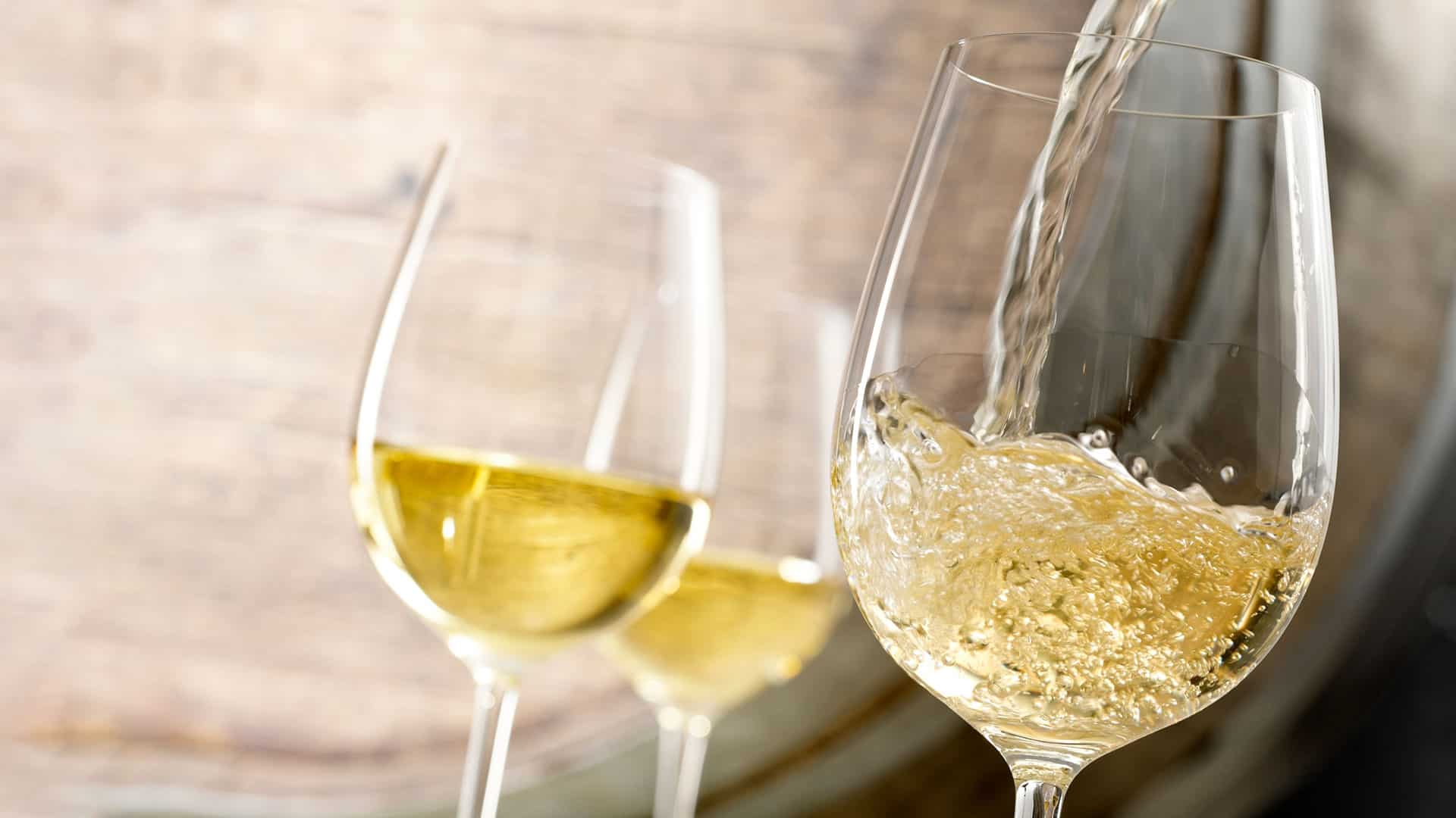 sinne weisswein und weinglaeser