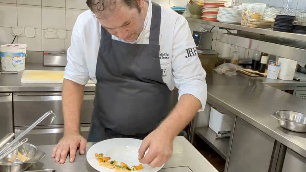 Fernando Michlig bereitet Kürbiscreme in Tenne Gluringen zu