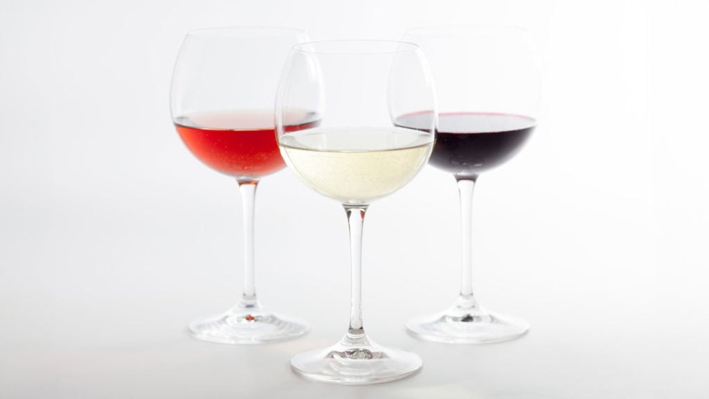 Drei Weingläser vor weissem Hintergrund – visuelle Beurteilung von Weinfarbe