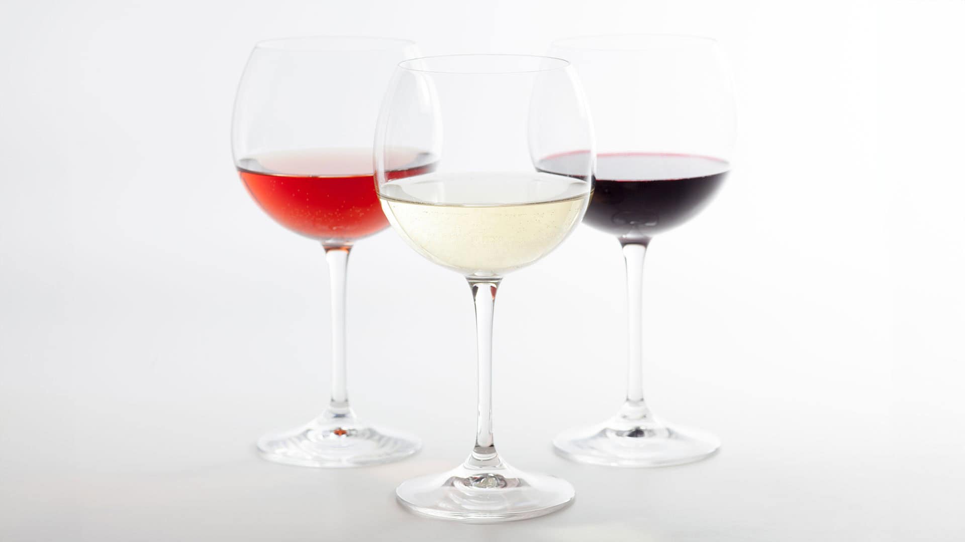 wein beurteilen drei weinglaeser mit weissem hintergrund