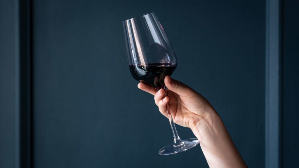 Weinfarbe beurteilen im Glas – Farbnuancen als Teil der Weinanalyse