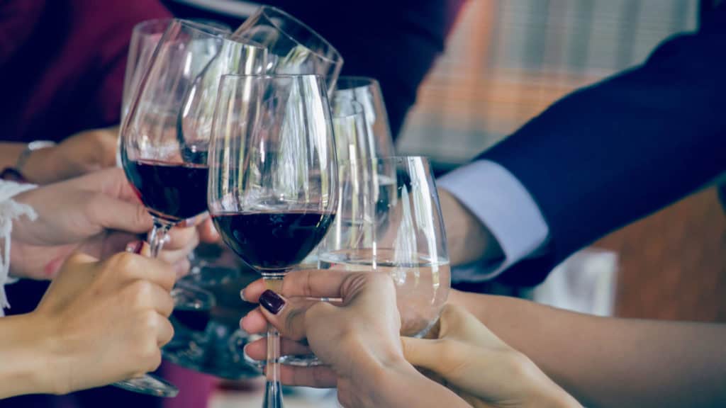 Personen beurteilen Wein in Gesellschaft – gemeinsames Degustieren